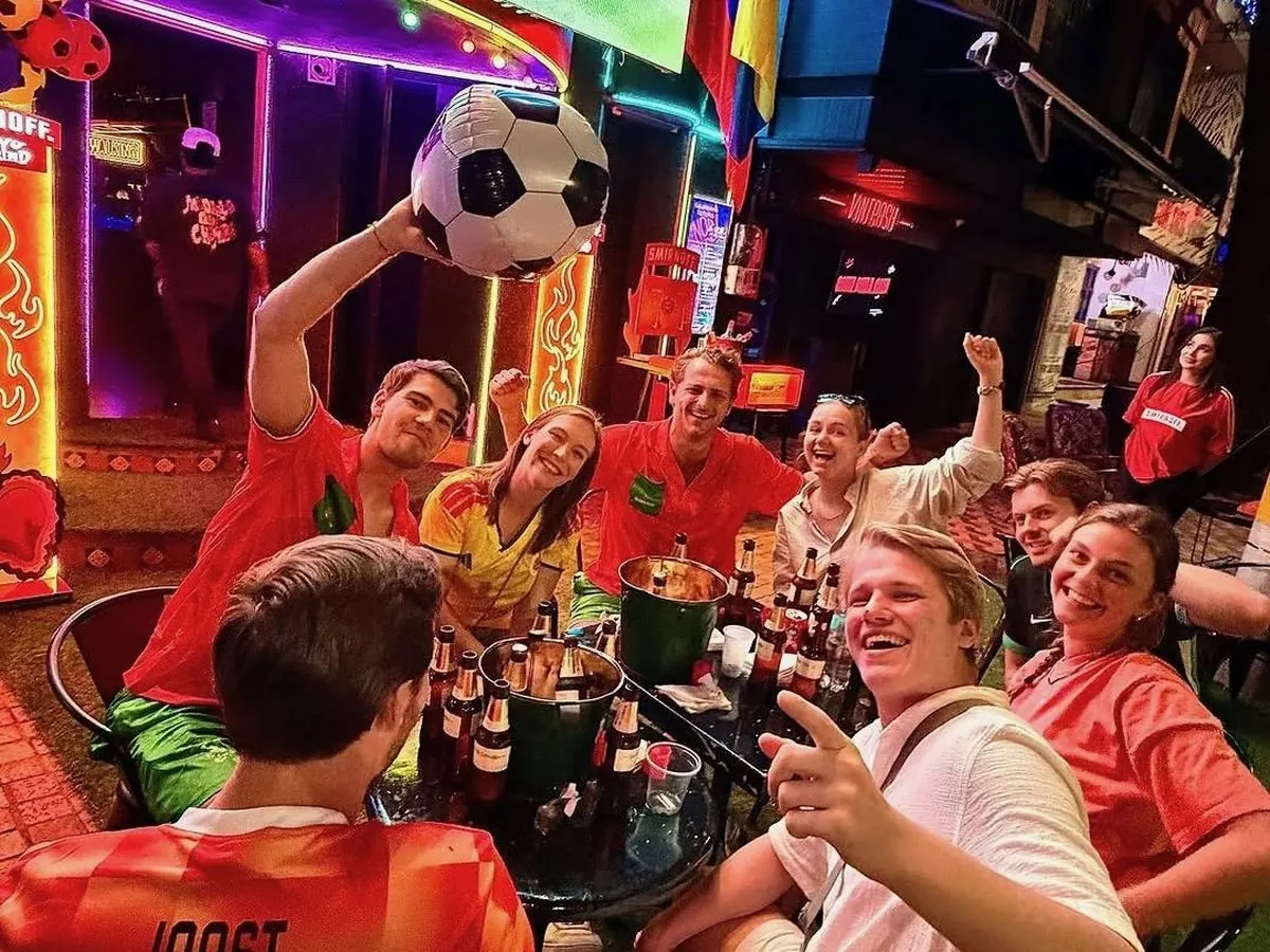 Travelers making friends on a Vibe Colombia experience in Medellín